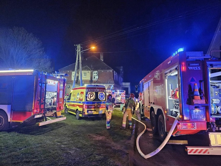 Pożar w zabytkowym dworku w Sękowie, gmina Duszniki. Jedna osoba poszkodowana trafiła do szpitala