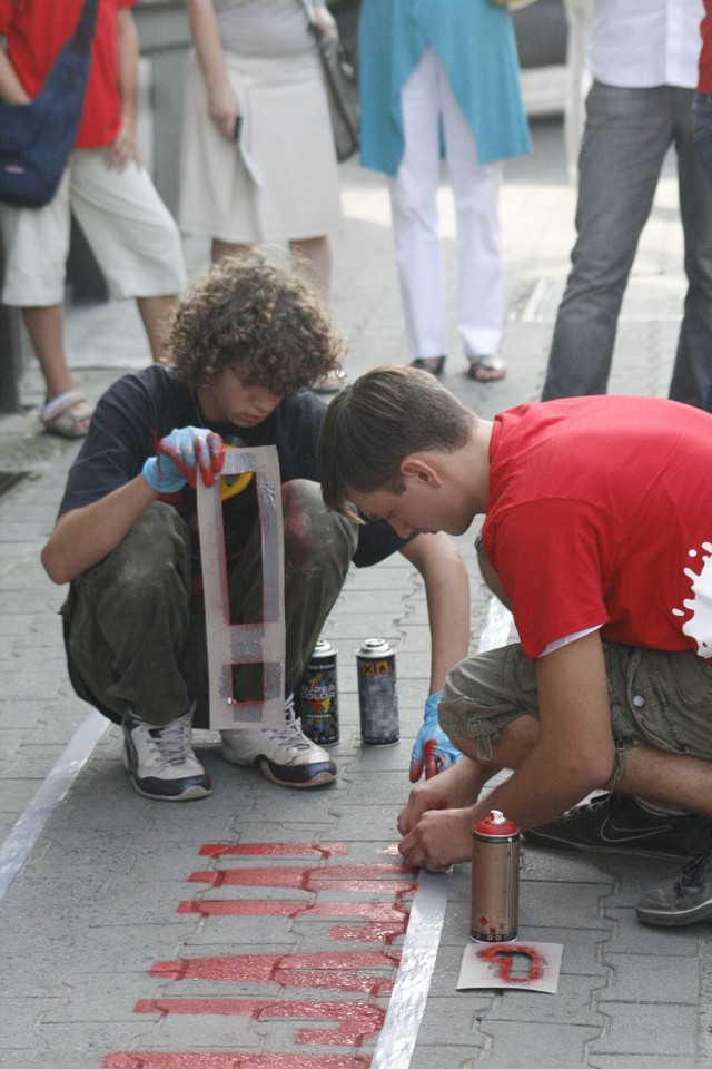 Podczas happeningu na chodnikach były malowane  hasła &#8222;Bądź wolny - żyj! Dopalacze zabijają!"