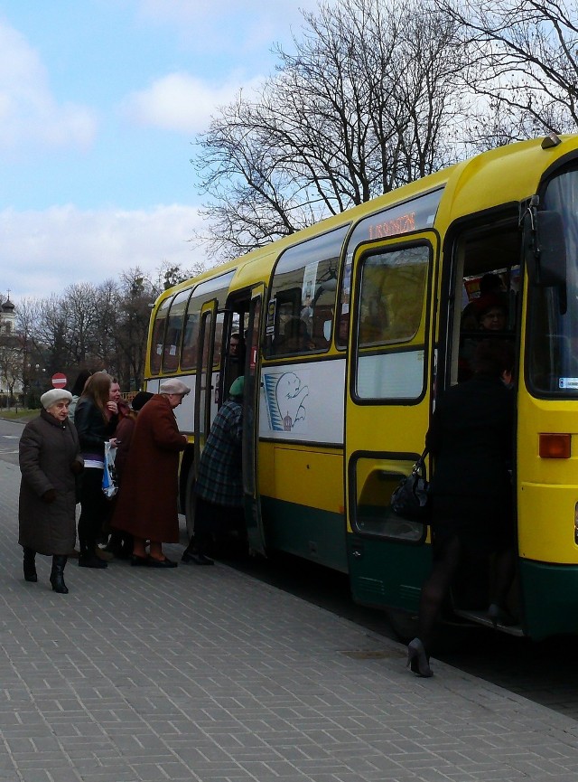 Dziś obchodzimy Dzień Przyjaźni Nawiązywanych w Zapchanym Autobusie. Czy Wam zdarzyło się nawiązać taką przyjaźń? Zdjęcie ilustracyjne