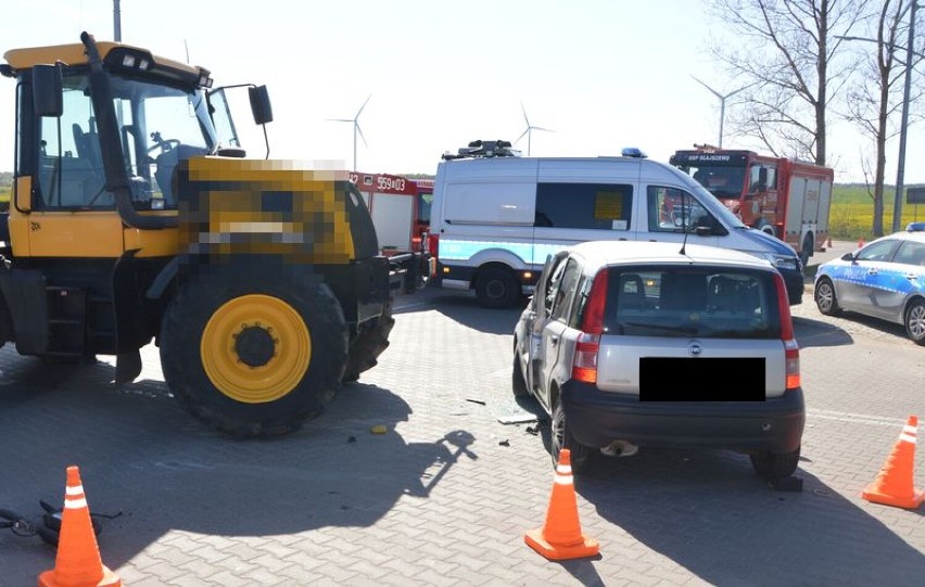 W Kurowie ciągnik rolniczy zderzył się z fiatem. Policja szuka świadków zdarzenia