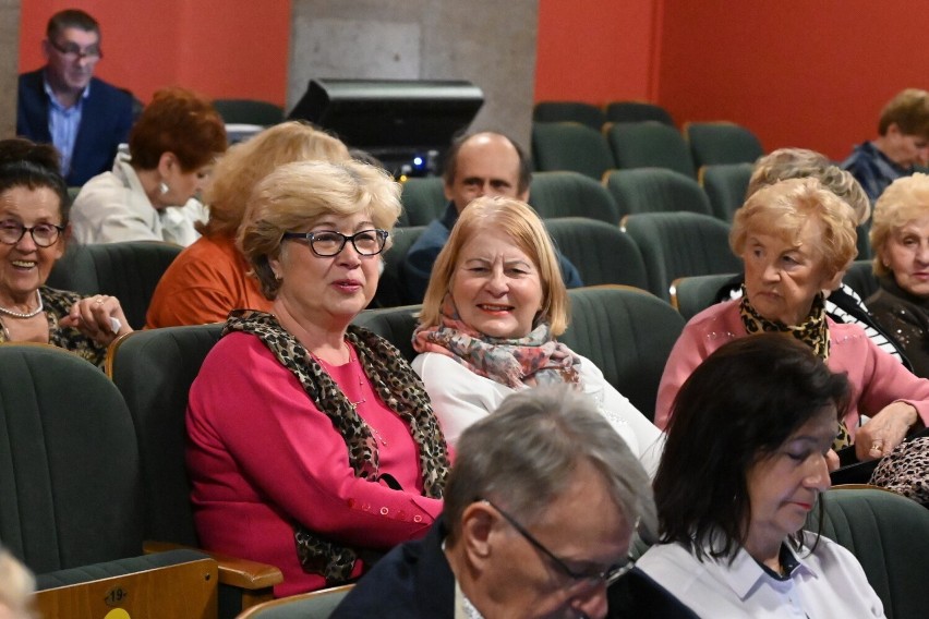 Uniwersytet Trzeciego Wieku „Ponad czasem” zainaugurował rok akademicki w Kielcach. Były ślubowanie i Gaudeamus. Zobacz zdjęcia i film