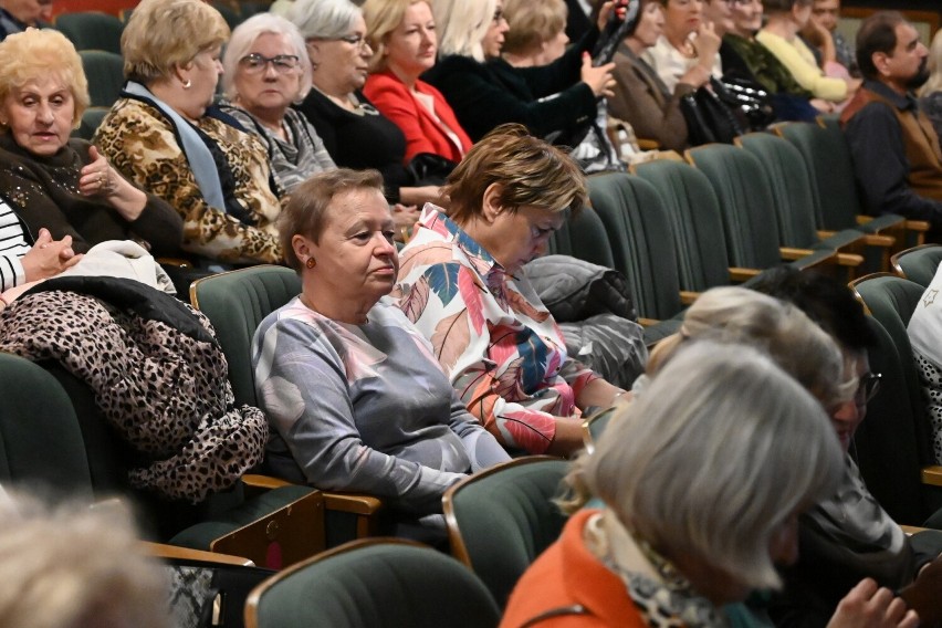 Uniwersytet Trzeciego Wieku „Ponad czasem” zainaugurował rok akademicki w Kielcach. Były ślubowanie i Gaudeamus. Zobacz zdjęcia i film