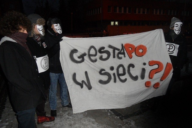 Kilkadziesiat osób protestowało w Częstochowie przeciwko ACTA. Nie wierzą w zapewnienia premiera