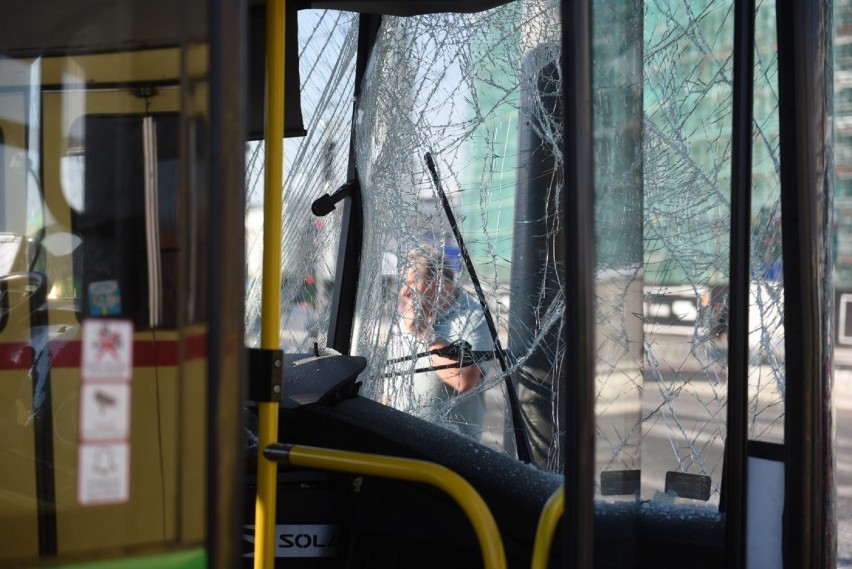 Kaponiera: Autobus wjechał w słup trakcyjny [ZDJĘCIA]