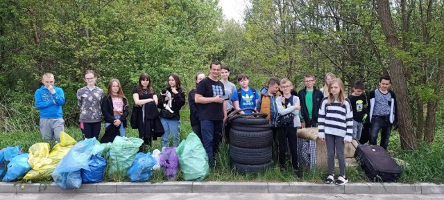 Uczniowie Szkoły Podstawowej numer 6 w Starachowicach podczas sprzątania. Więcej na kolejnych zdjęciach.