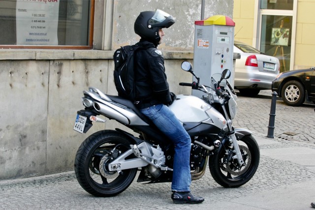 Pierwszy na Ursynowie zakaz parkowania skuterów i motocykli. Kierowcy muszą zostawiać jednoślady w wyznaczonym miejscu
