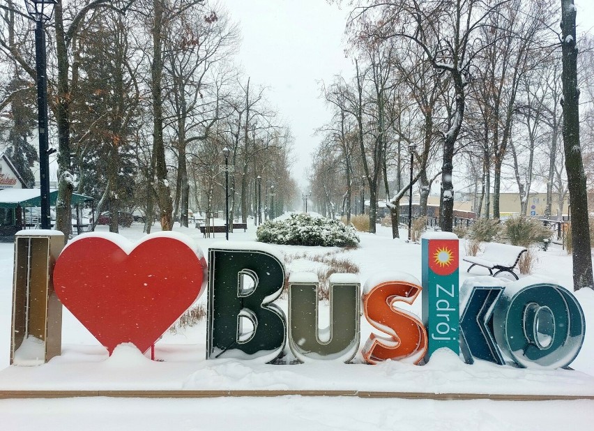 Zima w Busku-Zdroju. Tak wyglądają oklice Parku Zdrojowego.