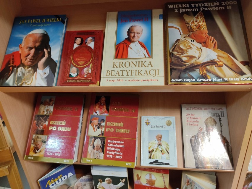 Wypożycz z wystawy - Miejska Biblioteka Publiczna w Radomsku w rocznicę urodzin Jana Pawła II