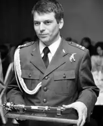 Robert Kozak z Buzdyganem - nagrodą w plebiscycie "Polski Zbrojnej" w kategorii "Najlepszy Żołnierz Sił Powietrznych", którą otrzymał w 2009 roku.
