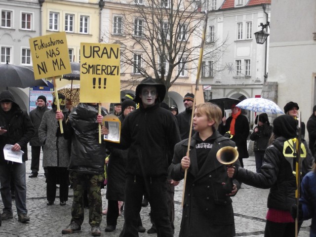 Protest w sprawie poszukiwań uranu na jeleniogórskim placu Ratuszowym