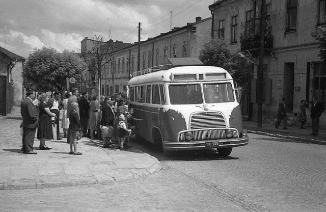 Jedna z najdłuższych ulic w Kielcach. Jej długość to prawie 6 kilometrów. Zaczyna się przy Rynku a kończy na Dąbrowie. Poznaj jej historię i zobacz archiwalne fotografie. 

>>>ZOBACZ WIĘCEJ NA KOLEJNYCH SLAJDACH