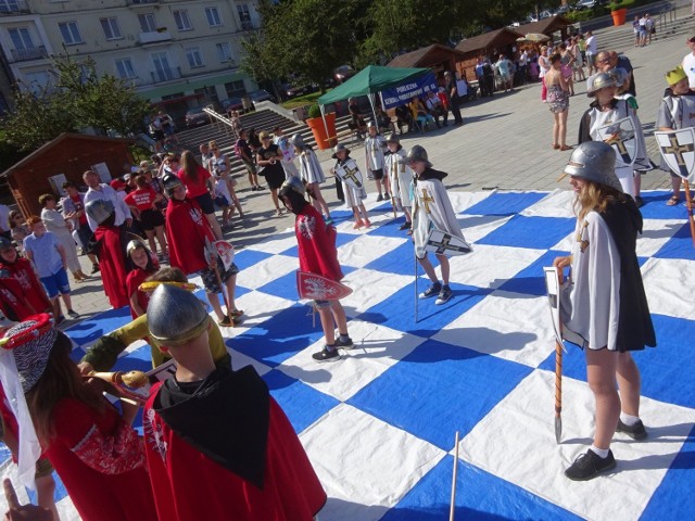 Ostrowiecki Piknik Rozmaitości i spotkanie z twórczością Witolda Gombrowicza w Ostrowcu w niedzielę, były drugą częścią projektu realizowanego ze środków Budżetu Obywatelskiego. ZOBACZ NA SLAJDACH>>>

Imprezę wspólnie zorganizowały Uniwersytet Trzeciego Wieku, Centrum Kształcenia Ustawicznego Wyższa Szkoła Biznesu i Przedsiębiorczości, Klub Szachowy „Hetman” i Miejskie Centrum Kultury. 

Rozgrywane były partie w bardzo widowiskowe, żywe szachy, gdzie pionki i figury zastępowali przebrani słuchacze Uniwersytetu Trzeciego Wieku oraz uczniowie szkół podstawowych. Można było posłuchać koncertu kataryniarza oraz zespołów folklorystycznych, a pragnienie ugasić wodą sodową z saturatora. Odbył się pokaz rowerów retro. 

- Serwowaliśmy chleb ze śmietaną, gofry, ciasto, pierogi – mówi Aneta Pierścińska – Maruszewska, dyrektor Centrum Kształcenia Ustawicznego. – Cieszę się, że tak dużo osób odpowiedziało na nasze zaproszenie i wzięło udział w zabawie.

Młodzi artyści prezentowali swoją twórczość malując drzwi przy pomocy farb w sprayu. Na Rynku puszczane były ogromne bańki mydlane, rozegrano Gombrowiczowski Turniej Szachowy.


POLECAMY RÓWNIEŻ:
 Co Ty wiesz o zespole Playboys?
 

ZOBACZ TAKŻE: Miauczat odcinek 12. Roksana Węgiel



Źródło: Telemagazyn.pl