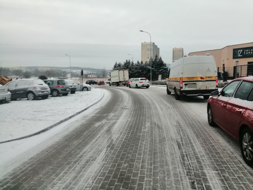Śliskie drogi w Wałbrzychu przypominały dziś lodowisko