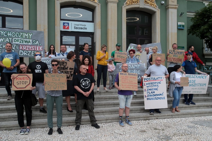 Protest został zorganizowany przed Urzędem Miasta na pl....