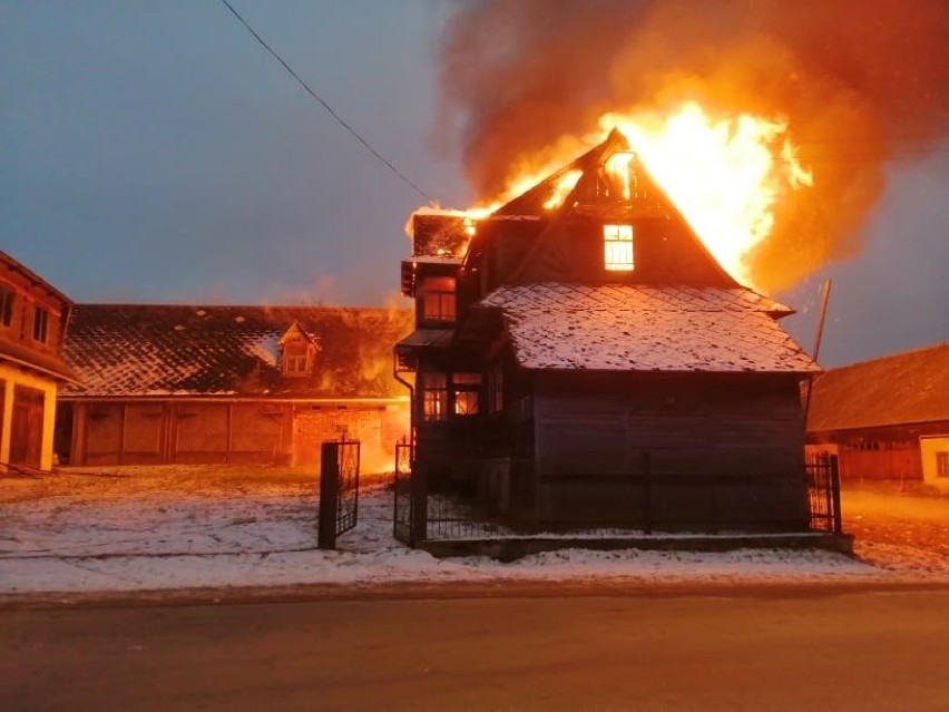 Podhale. Wielki pożar w Czerwiennem. W ogniu stanął drewniany dom mieszkalny [ZDJĘCIA]