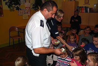 Policjanci z Myszkowa spotkali się z uczniami ze Szkoły Podstawowej w Przybynowie.