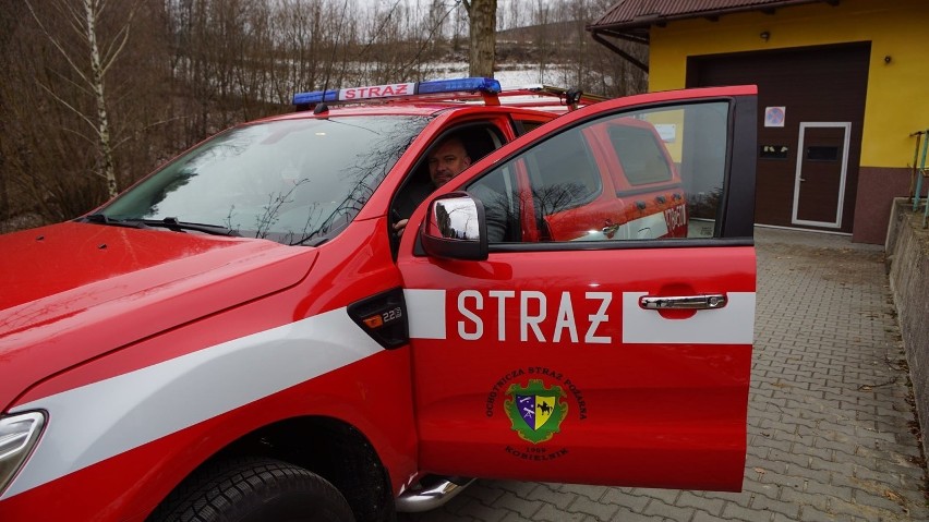 Lekki samochód dla OSP Kobielnik. Strażacy też się dołożyli. Teraz będzie łatwiej dotrzeć z pomocą [ZDJĘCIA]