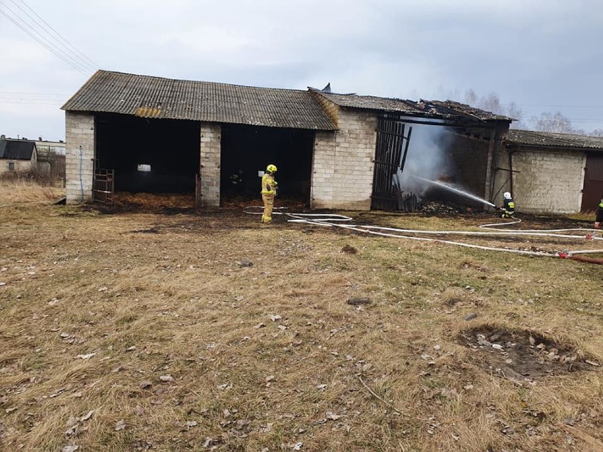 Pożar stodoły w Chociwiu w gminie Widawa ZDJĘCIA