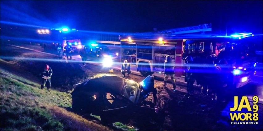 Wypadek na A4. Volkswagen wylądował w rowie [ZDJĘCIA]