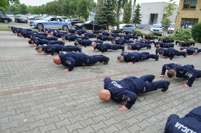 Policjanci z Radomia wykonali zadanie w ramach #GaszynChallenge i pomogli choremu chłopcu