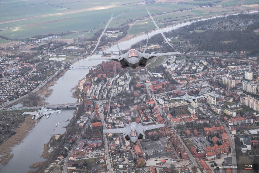 Samoloty NATO uchwycone nad Pomorzem i Bałtykiem. Sesja powietrzna polskich, holenderskich i francuskich myśliwców. Zobacz niezwykłe zdjęcia