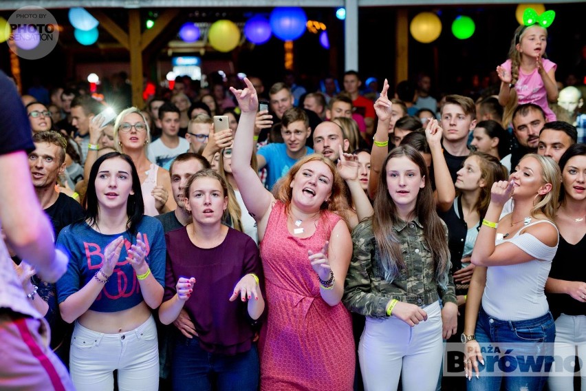Imprezę na plaży w Borównie rozkręcał zespół After Party,...