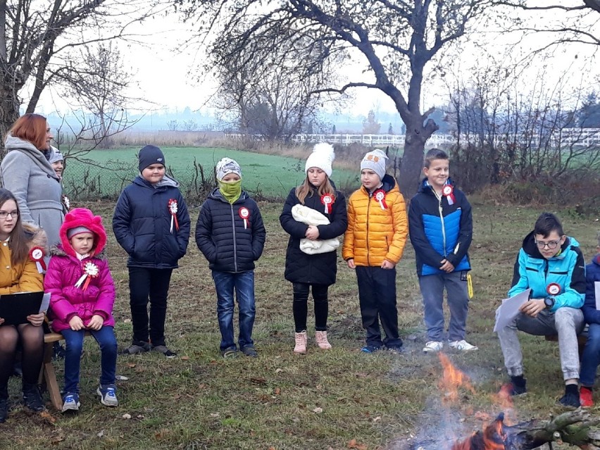 SP w Szynkielowie rozpoczęła obchody 101 rocznicy odzyskania niepodległości od patriotycznego ogniska[FOTO]