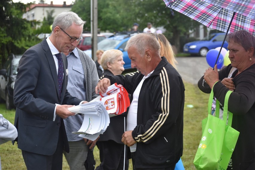 Burmistrz Marek Szaruga rozdawał chorągiewki z herbem...