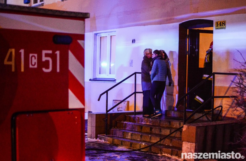Groźny pożar przy ul. Chełmińskiej. Poparzony mężczyzna trafił do szpitala [wideo, zdjęcia]