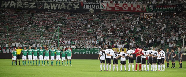 Na początku meczu minutą ciszy uczczono pamięć Kazimierza Deyny. Fot. Piotr Galas