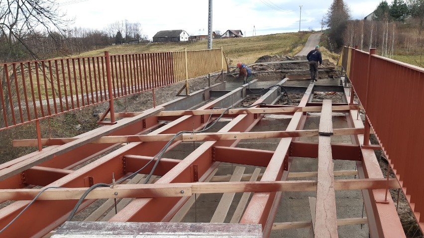 Trwają prace przy budowie nowego mostu na Zagumniu w Lipinkach