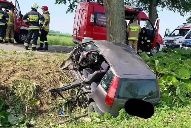 Strażacy musieli wydostać 20-letniego kierowcę z auta przy pomocy narzędzi hydraulicznych