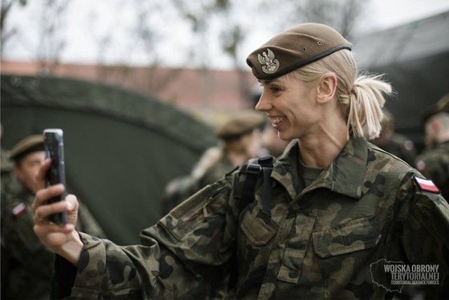 Jedna z najlepszych polskich lekkoatletek tu jeszcze jako żołnierz 8 Kujawsko-Pomorskiej Brygady Obrony Terytorialnej. Obecnie jest już żołnierzem - członkinią Centralnego Wojskowego Zespołu Sportowego.