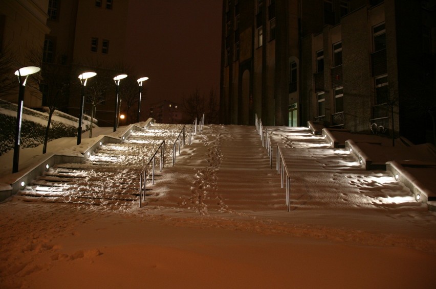 Tak wyglądały w sobotni wieczór schody na Plac Słowiański