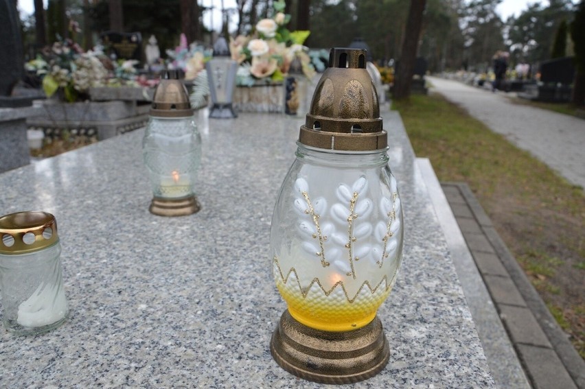 Zachwycają ukwiecone i ozdobione zniczami na Wielkanoc nagrobki na cmentarzu w Stalowej Woli. Zobacz zdjęcia