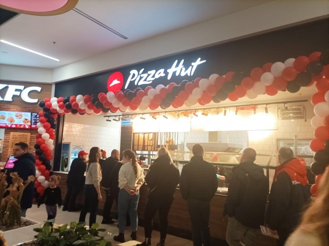 Promocja otwarcia, polegająca na 100 pierwszych pizzach gratis, przyciągnęła tłumy.