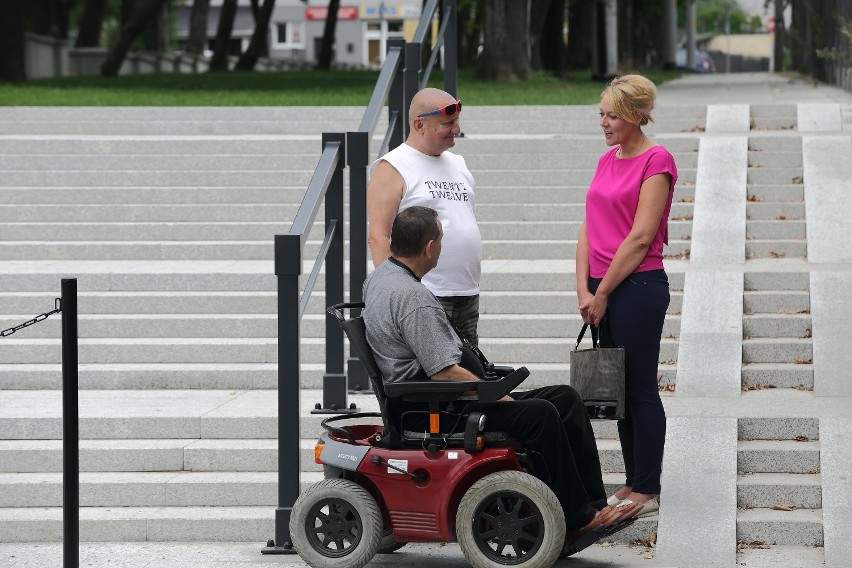 Pasaż przy mediatece nie dla niepełnosprawnych