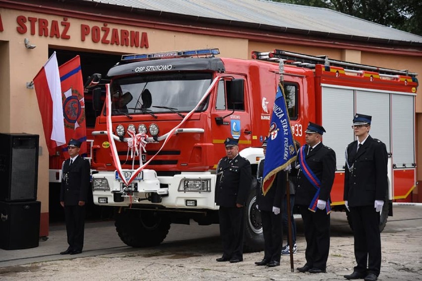 Nowy wóz w OSP Sztutowo. Wojewoda pomorski uroczyście przekazał pojazd strażakom