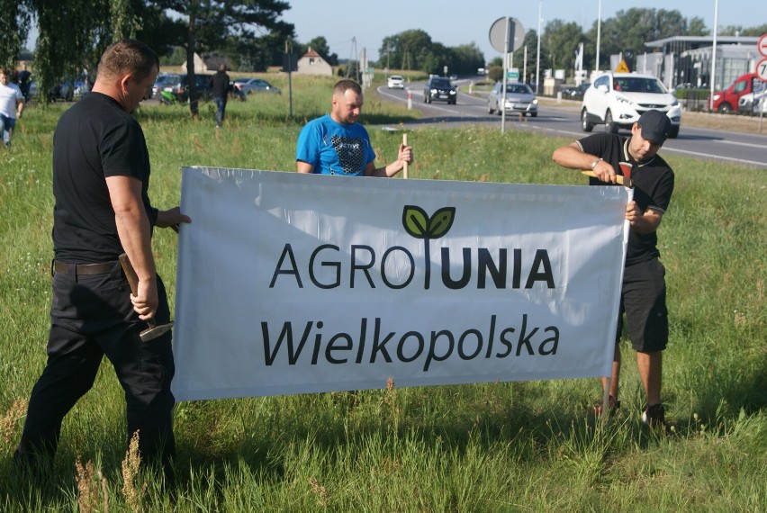 Protest rolników. Wyjechali ciągnikami na trasę Kalisz -...