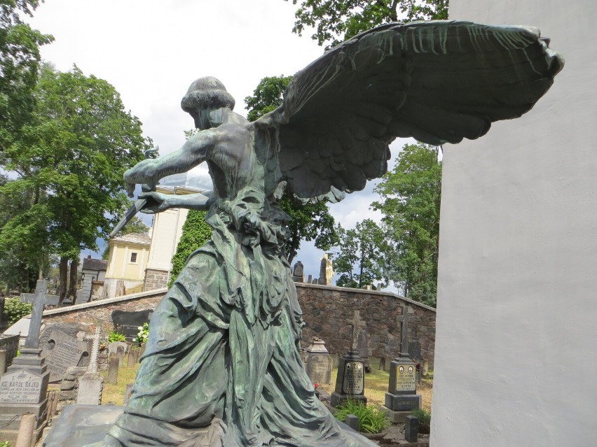 Cmentarz Na Rossie w Wilnie na Litwie. Anioł przy bramie...