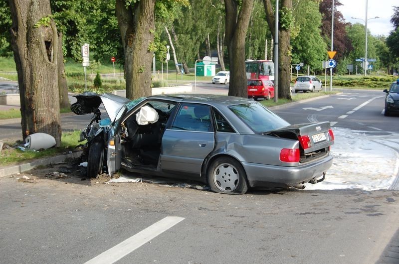 Słupsk: Wypadek na ul. Kaszubskiej. Samochód zderzył się z drzewem i latarnią