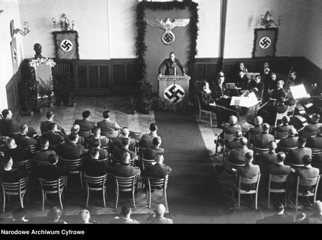 Wizyta gubernatora Hansa Franka. Gubernator przemawia w ratuszu w Tomaszowie Mazowieckim, 11 maja 1941