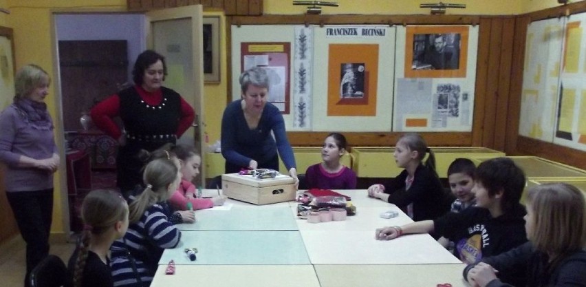 Ewa Smykowska z dziećmi i młodzieżą