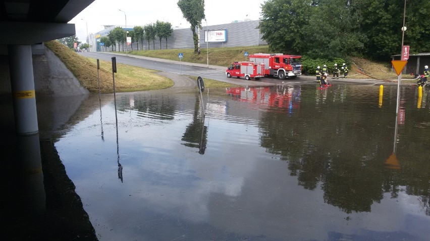 Katowice: Zjazd do Ikei zalany. Stoją autobusy. Na Roździeńskiego utworzył się korek [WIDEO, ZDJĘCIA]