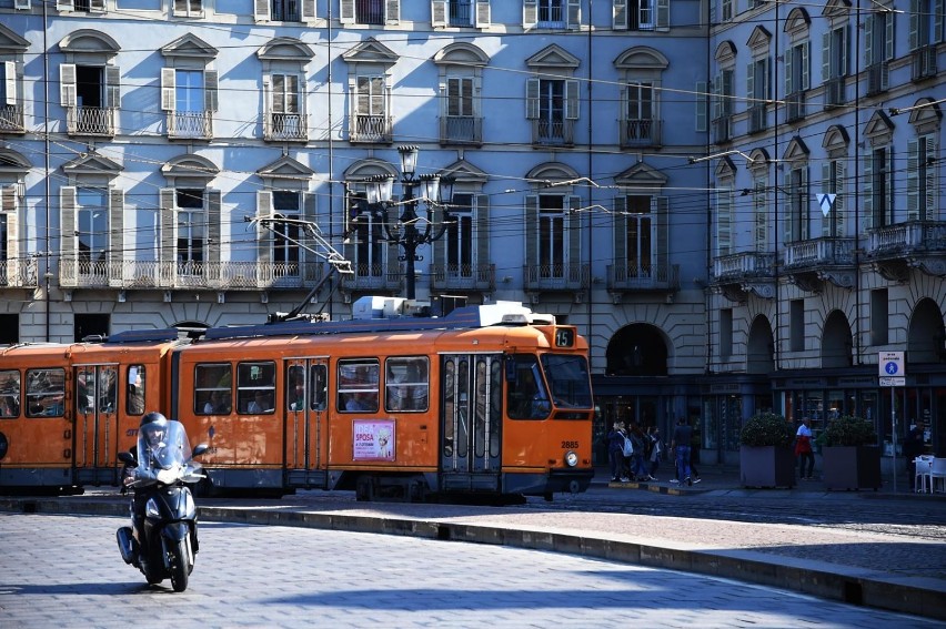 Tramwaje Warszawskie dysponują 729 tramwajami. W godzinach...