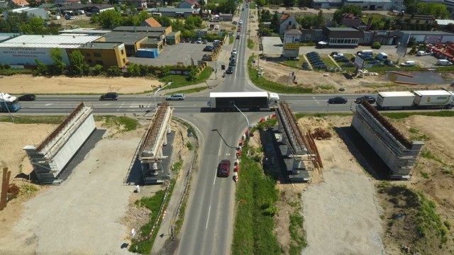 Zmiany związane są z budową w tym miejscu wiaduktu i montażem belek podłużnych przez wykonawcę drogi S5