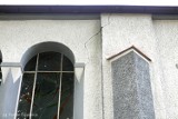 Pękają ściany kościoła św. Antoniego w Gdańsku Brzeźnie. Z dachu spadają dachówki  [zdjęcia]