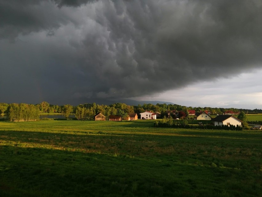 Czarne chmury rozpościerające się nad Beskid