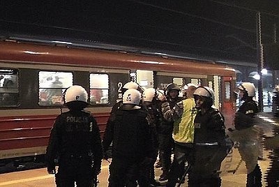 Pseudokibice, którzy zaatakowali policjantów w Katowicach, zostali zatrzymani w Zawierciu