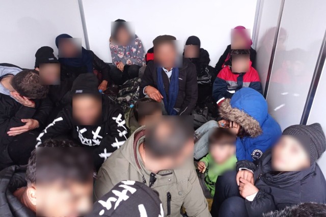 23 imigrantów podróżowało w koszmarnych warunkach. Za przemyt z Turcji do Niemiec płacili przemytnikom po 5 tys. euro.